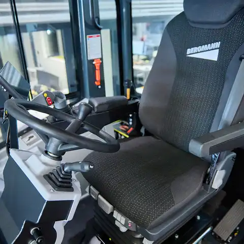 Raddumper HUTTER Dumper HD750, Bergmann, Nutzlast 7500 kg, Motorleistung 102 PS,  Ausschütthöhe 2.20 m, Durchfahrhöhe 3.10 m, Ladevolumen 4.3 Kubikmeter, Max. Fahrgeschwindigkeit 30 km/h, HVO-Diesel, Rangierkupplung hinten, weit öffnende Wartungshauben, Komfortkabine mit Premium-Fahrersitz