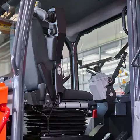 Raddumper HUTTER Dumper HD750, Bergmann, Nutzlast 7500 kg, Motorleistung 102 PS,  Ausschütthöhe 2.20 m, Durchfahrhöhe 3.10 m, Ladevolumen 4.3 Kubikmeter, Max. Fahrgeschwindigkeit 30 km/h, HVO-Diesel, Rangierkupplung hinten, weit öffnende Wartungshauben, Komfortkabine mit Premium-Fahrersitz, Rückfahrkamera, luftgefederter Sitz