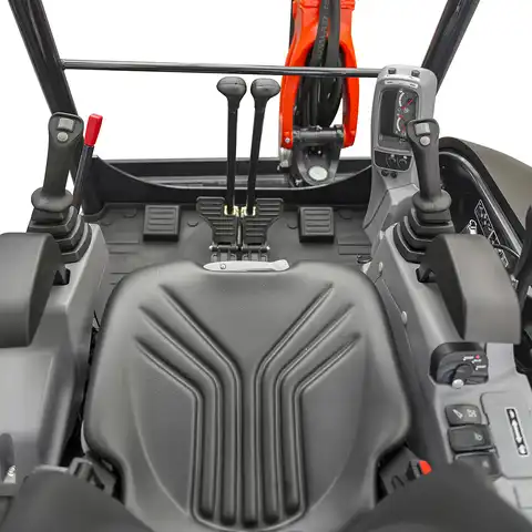 Mini pelle HUTTER Kubota u27, poids toit 2565 kg, puissance du moteur 21.2 CV, aved godetm, Balancier long de série, Déport arrière nul, Instruments de bord digitaux, Système antivol, Siège semi suspendu réglable, Avec commande proportionelle, auto-shift, largeur 150 cm, généreux espace pour les jambes pour un confort maximum du machiniste
