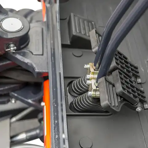 Mini pelle HUTTER Kubota u27, poids toit 2565 kg, puissance du moteur 21.2 CV, aved godetm, Balancier long de série, Déport arrière nul, Instruments de bord digitaux, Système antivol, Siège semi suspendu réglable, Avec commande proportionelle, auto-shift, largeur 150 cm, généreux espace pour les jambes pour un confort maximum du machiniste