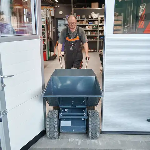 Elektro-Raddumper HD50E, 500 kg Fassungsvermögen, Bergmann, Leergewicht 240 kg, Nutzlast 500 kg, sehr kleiner Wenderadius, stabiler Kippmechanismus, optional mit elektrischer Kippmulde, Batterielaufzeit 8 Stunden, Batteriekapazität 2.5 kWh, robuste Konstruktion, optional mit Anhängerkupplung, optional mit Ladepritsche und Steckrungen, Breite mit schmaler Mulde 73 cm