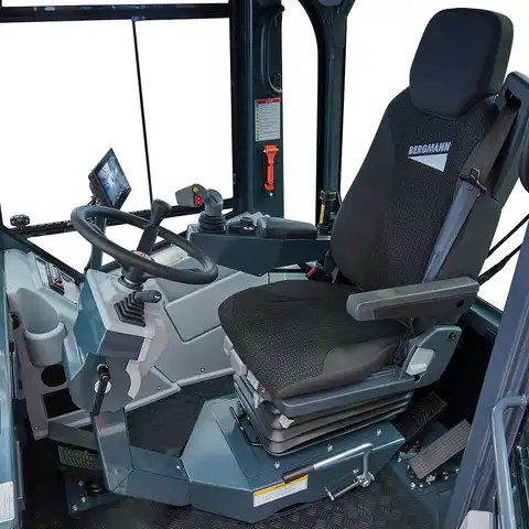 Dumper sur pneus électro HD600, Bergmann, charge utile 6000 kg, puissance du moteur 75.0 CV, volume de benne en butte 3.6 m3, vitesse de conduite max. 30 km/h, 4 phares de travail LED, Climatisation de série, Niveau de gaz d’échappement 5 sans AdBlue, Déclaration de conformité CE, largeur 2.35 m, longueur 5.08 m, diesel HVO, Système d’éclairage LED selon la LCR, 4 phares de travail LED, Accouplement de manoeuvre arrière