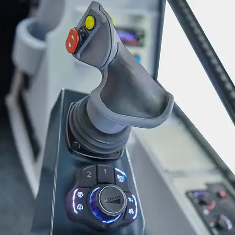 Dumper sur pneus électro HD600, Bergmann, charge utile 6000 kg, puissance du moteur 75.0 CV, volume de benne en butte 3.6 m3, vitesse de conduite max. 30 km/h, 4 phares de travail LED, Climatisation de série, Niveau de gaz d’échappement 5 sans AdBlue, Déclaration de conformité CE, largeur 2.35 m, longueur 5.08 m, diesel HVO, Système d’éclairage LED selon la LCR, 4 phares de travail LED