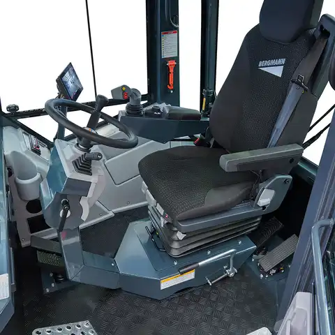 Raddumper HUTTER Dumper HD900, Bergmann, Nutzlast 9000 kg, Motorleistung 102 PS, Ladevolumen gehäuft 4.6 Kubikmeter. Ausschütthöhe 1.25 m, max. Fahrgeschwindigkeit 30 km/h, HVO-Diesel, Gewicht 6250 kg, Komfortkabine mit Premium-Fahrersitz, Rückfahrkamera, Joysticksteuerung, drehbarer Sitz inklusiv Bedienelementen