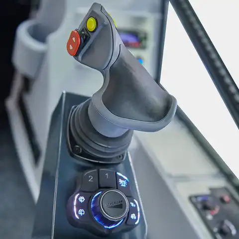 Raddumper HUTTER Dumper HD900, Bergmann, Nutzlast 9000 kg, Motorleistung 102 PS, Ladevolumen gehäuft 4.6 Kubikmeter. Ausschütthöhe 1.25 m, max. Fahrgeschwindigkeit 30 km/h, HVO-Diesel, Gewicht 6250 kg, Komfortkabine mit Premium-Fahrersitz, Rückfahrkamera, Joysticksteuerung