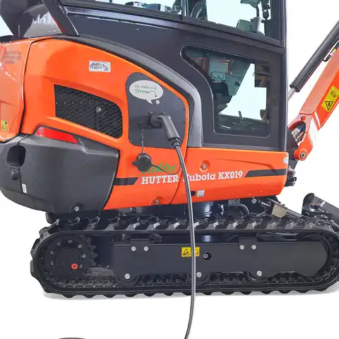 pelle électro HUTTER Kubota KX019E, poids 1943 kg, Moteur électrique 18.3 kW, durée de travauk 2.5 - 5 heures, batterie lithium-ion, Durée de vie: min. 1'500 cycles de recharge, Temps de recharge selon la tension de charge entre 3 et 10 heures, Commande aisée du godet de talutage au joystick (commande proportionnelle), Robuste et de longue durée, Instruments de bord digitaux, Système hydraulique de pointe, Système antivol