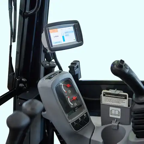 pelle électro HUTTER Kubota KX019E, poids 1943 kg, Moteur électrique 18.3 kW, durée de travauk 2.5 - 5 heures, batterie lithium-ion, Durée de vie: min. 1'500 cycles de recharge, Temps de recharge selon la tension de charge entre 3 et 10 heures, Commande aisée du godet de talutage au joystick (commande proportionnelle), Robuste et de longue durée, Instruments de bord digitaux, Système hydraulique de pointe, Système antivol