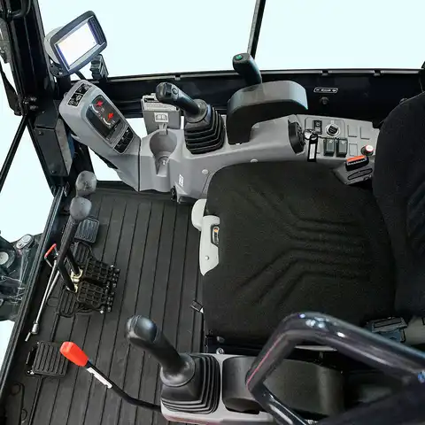 pelle électro HUTTER Kubota KX019E, poids 1943 kg, Moteur électrique 18.3 kW, durée de travauk 2.5 - 5 heures, batterie lithium-ion, Durée de vie: min. 1'500 cycles de recharge, Temps de recharge selon la tension de charge entre 3 et 10 heures, Commande aisée du godet de talutage au joystick (commande proportionnelle), Robuste et de longue durée, Instruments de bord digitaux, Système hydraulique de pointe, Système antivol