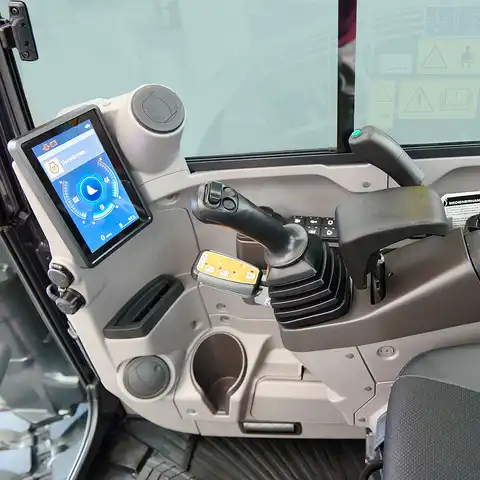 HUTTER Kubota KX085-V, Raupenbagger mittlere Gewichtsklasse, mit Verstellausleger, 9 Tonnen Gewicht, Motorleistung 66.6 PS, Kompaktbagger, geringer Heckschwenkradius, automatische Betankungsanlage, mit Trackingsystem, Klimaanlage, Lastbruchsicherung, Diebstahlsicherung, Load-Sensing-Hydrauliksystem, Grabtiefe 4.6 m, Luxuskabine mit Komfortsitz, farbiger LCD-Bildschirm, 4 Anbindeösen für Transport, Leerlauf- und einstellbare Motorstoppautomation für tieferen Dieselverbrauch, Trinkbecherhalterung