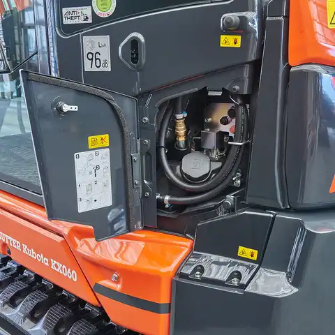 HUTTER Kubota KX060, Raupenbagger mittlere Gewichtsklasse, mit Löffel, 5.6 Tonnen Gewicht, Motorleistung 47.6 PS, Kompaktbagger, geringe Geräuschemission, mit Trackingsystem, LED-Beleuchtung, grosse Glasflächen, Rückfahrkamera, beide Joysticks mit Proportionalsteuerung, automatische Betankungsanlage, intuitive Jog-Dial-Bedienung, farbiger LCD-Bildschirm, Komfortsitz, weit öffnende Wartungshauben, servicefreundlich, abschliessbarer Tankdeckel