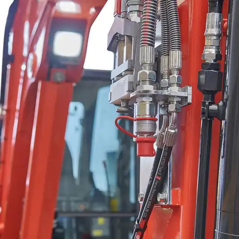 HUTTER Kubota U56, Raupenbagger mittlere Gewichtsklasse, mit Löffel, 5.5 Tonnen Gewicht, Motorleistung 47.6 PS, Kurzheck, geringe Geräuschemission, mit Trackingsystem, LED-Beleuchtung, grosse Glasflächen, Rückfahrkamera, beide Joysticks mit Proportionalsteuerung