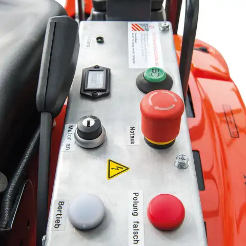 pelle électro HUTTER Kubota U17E, poids 1650 kg, Moteur électrique 11 kW, Train de chenilles pouvant s’élargir, Déport arrière nul, Vérin de flèche au-dessus de la flèche, Interrupteur de 2ème vitesse, Flexibles hydrauliques intégrés protégés