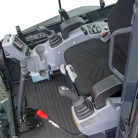 Mini pelle HUTTER Kubota u27, poids toit 2565 kg, puissance du moteur 21.2 CV, aved godetm, Balancier long de série, Déport arrière nul, Instruments de bord digitaux, Système antivol, Siège semi suspendu réglable, Avec commande proportionelle, auto-shift, largeur 150 cm, généreux espace pour les jambes pour un confort maximum du machiniste